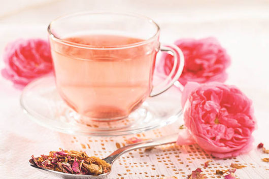 Чай з  м'ятою і пелюстками троянд
