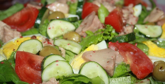 Салат з печінкою тріски і свіжими овочами