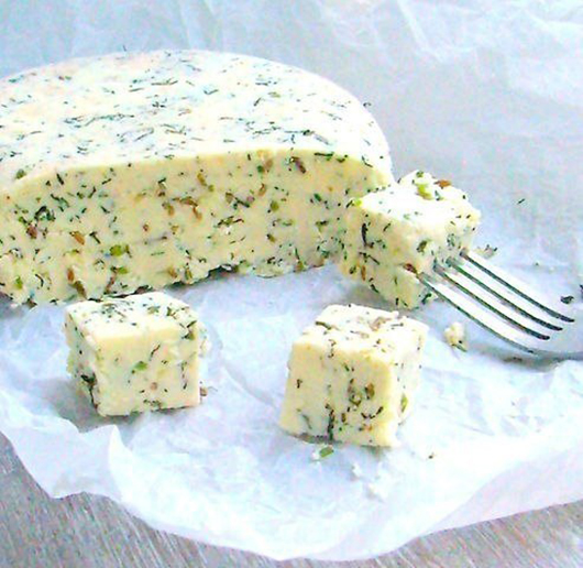 Домашній сир із зеленню і кмином