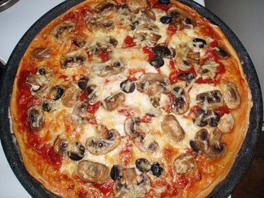 Піца з грибами і помідорами