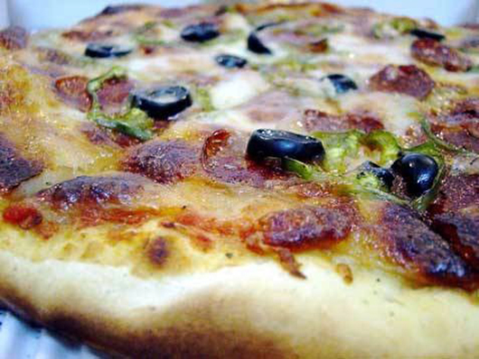 Піца з рибою і маслинами