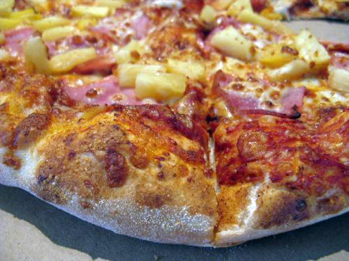 Піца з ананасом і шинкою