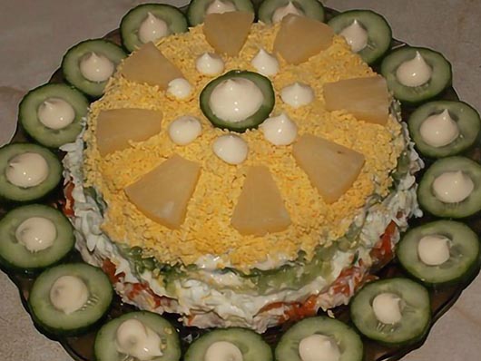 Салат з куркою і ананасами, огірками