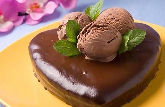 Шоколадний торт з морозивом