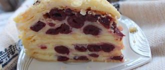 Торт “Наполеон” з заварним кремом та вишнями