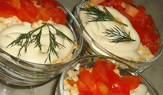 Салат з крабовими паличками і помідорами