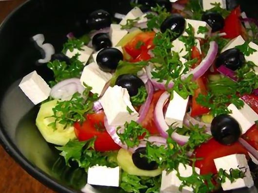 Салат з куркою, виноградом і маслинами