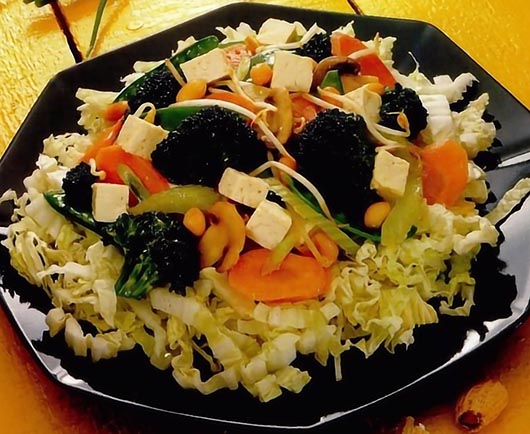 Салат з овочів і тофу