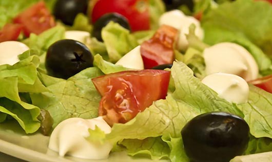 Салат з помідорами і оливками