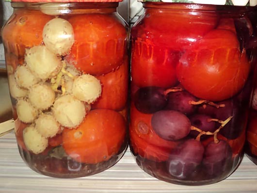 Консервовані помідори з виноградом