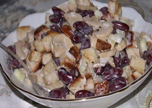 Салат з квасолею, телятиною та сухариками