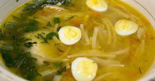 Легкий рецепт супу з перепелиними яйцями та локшиною