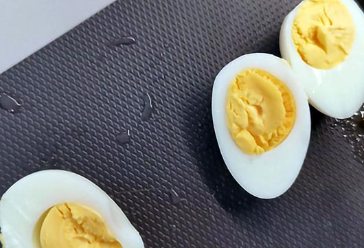 Легкий рецепт супу з перепелиними яйцями та локшиною