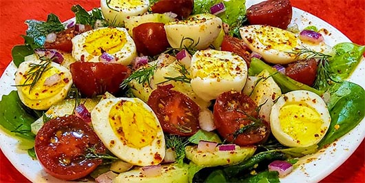 Салат з помідорів чері і перепелиних яєць з сметанним соусом: кольорова весняна насолода